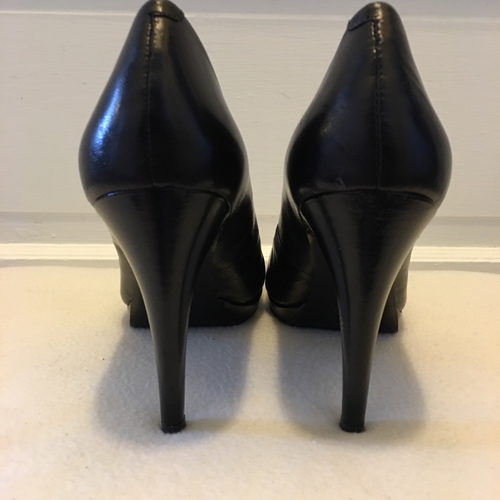 Black Pumps